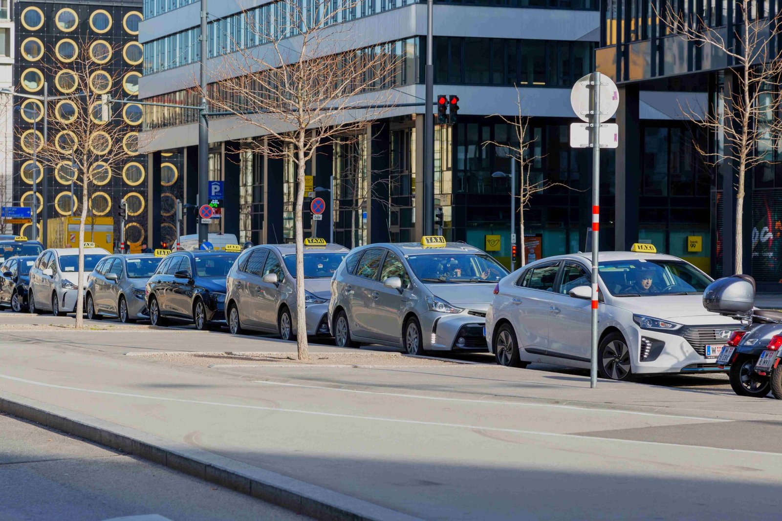 Reliable Airport Taxi Services from Cobham for Early Check-In and Terminal-Specific Drop-Offs
